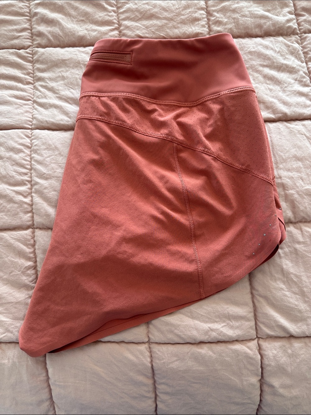 Athleta run with it 3.5” short